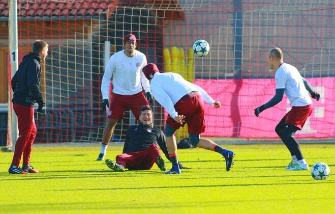 v.l.: Philipp Lahm, Jerome Boateng, Mats Hummels, Robert Lewandowski (am Boden), Arjen Robben Fussball 1.BL FC Bayern München 05.12.2016 Training vor dem CL-Spiel gegen Atletico Madrid