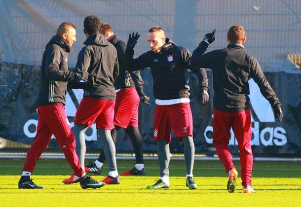 Franck Ribery (Mitte), Arturo Vidal (li.) und Co gestikulieren Fussball 1.BL FC Bayern München 05.12.2016 Training vor dem CL-Spiel gegen Atletico Madrid