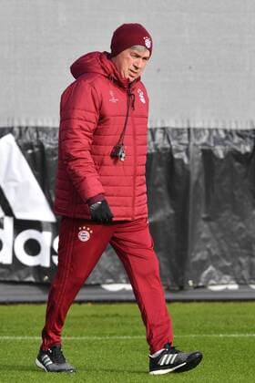Carlo ANCELOTTI (Trainer FCB), Einzelbild,Freisteller, Ganzkoerperaufnahme,ganze Figur. Abschlusstraining FC Bayern Muenchen vor dem Champions League Spiel gegen Atletico Madrid. Trainingsgelaende an der Saebener Strasse, Fussball,am 18.10.2016..