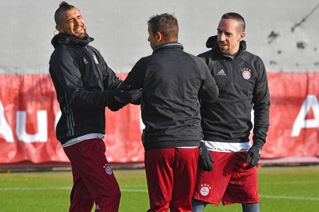 v.li:Arturo VIDAL (Bayern Muenchen),RAFINHA (Bayern Muenchen),Franck RIBERY (Bayern Muenchen),lacht,lachen, lachend,optimistisch,gutgelaunt. Abschlusstraining FC Bayern Muenchen vor dem Champions League Spiel gegen Atletico Madrid. Trainingsgelaende an der Saebener Strasse, Fussball,am 18.10.2016..