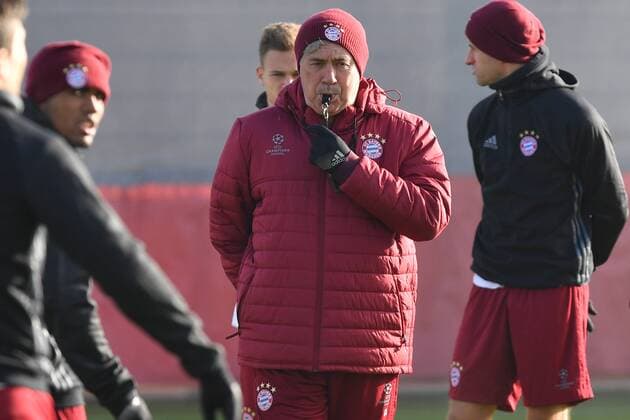 Carlo ANCELOTTI (Trainer FCB) gibt den Ton an.mit Trillerpfeife im Mund.Li:Douglas COSTA (Bayern Muenchen),re:Thomas MUELLER (MÜLLER,Bayern Muenchen). Abschlusstraining FC Bayern Muenchen vor dem Champions League Spiel gegen Atletico Madrid. Trainingsgelaende an der Saebener Strasse, Fussball,am 18.10.2016..