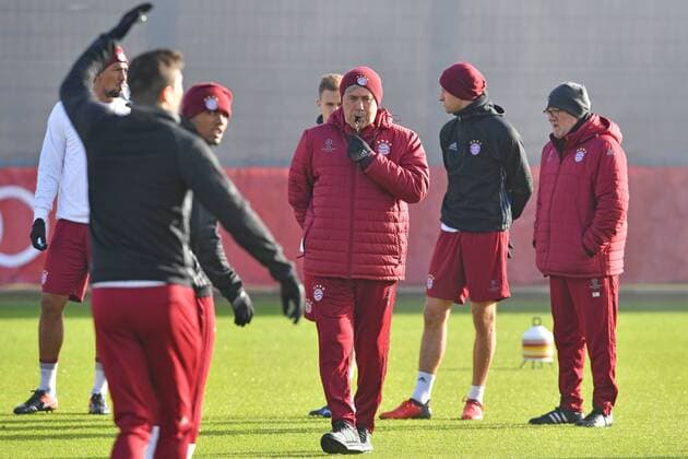 Carlo ANCELOTTI (Trainer FCB) gibt den Ton an.mit Trillerpfeife im Mund.Li:Jerome BOATENG (Bayern Muenchen),Douglas COSTA (Bayern Muenchen),re:Thomas MUELLER (MÜLLER,Bayern Muenchen). Abschlusstraining FC Bayern Muenchen vor dem Champions League Spiel gegen Atletico Madrid. Trainingsgelaende an der Saebener Strasse, Fussball,am 18.10.2016..