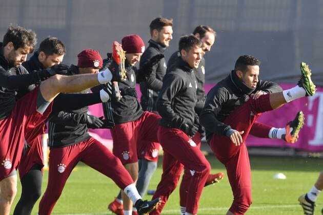 re:Thiago ALCANTARA (FCB),li:Javi (Javier) MARTINEZ (Bayern Muenchen),Douglas COSTA (Bayern Muenchen),Thomas MUELLER (MÜLLER,Bayern Muenchen). Abschlusstraining FC Bayern Muenchen vor dem Champions League Spiel gegen Atletico Madrid. Trainingsgelaende an der Saebener Strasse, Fussball,am 18.10.2016..