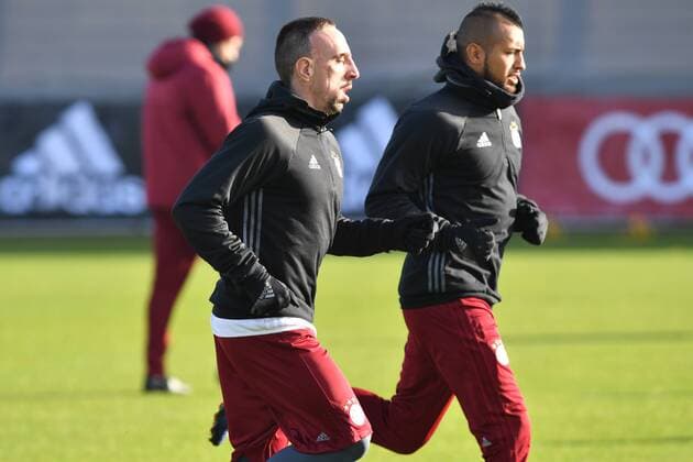 v.lo:Franck RIBERY (Bayern Muenchen),Arturo VIDAL (Bayern Muenchen). Abschlusstraining FC Bayern Muenchen vor dem Champions League Spiel gegen Atletico Madrid. Trainingsgelaende an der Saebener Strasse, Fussball,am 18.10.2016..