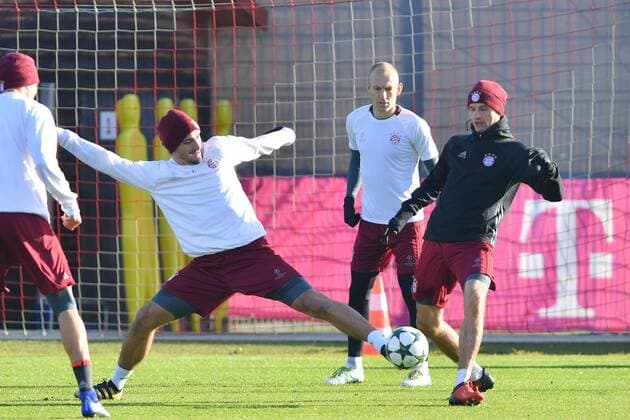 v.li:Mats HUMMELS (Bayern Muenchen),Arjen ROBBEN (Bayern Muenchen),Thomas MUELLER (MÜLLER,Bayern Muenchen) beim Trainingsspiel,Aktion,Zweikampf. Abschlusstraining FC Bayern Muenchen vor dem Champions League Spiel gegen Atletico Madrid. Trainingsgelaende an der Saebener Strasse, Fussball,am 18.10.2016..