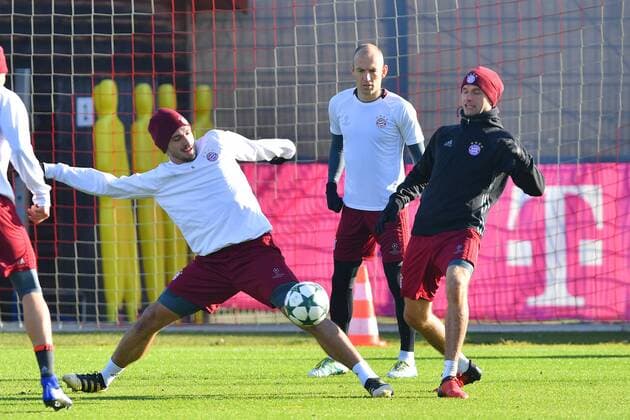 v.li:Mats HUMMELS (Bayern Muenchen),Arjen ROBBEN (Bayern Muenchen),Thomas MUELLER (MÜLLER,Bayern Muenchen) beim Trainingsspiel,Aktion,Zweikampf. Abschlusstraining FC Bayern Muenchen vor dem Champions League Spiel gegen Atletico Madrid. Trainingsgelaende an der Saebener Strasse, Fussball,am 18.10.2016..