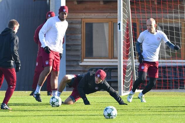 v.li:Philipp LAHM (Bayern Muenchen),Jerome BOATENG (Bayern Muenchen),Thomas MUELLER (MÜLLER,Bayern Muenchen),Arjen ROBBEN (Bayern Muenchen) beim Trainingsspiel,Aktion,Zweikampf. Abschlusstraining FC Bayern Muenchen vor dem Champions League Spiel gegen Atletico Madrid. Trainingsgelaende an der Saebener Strasse, Fussball,am 18.10.2016..