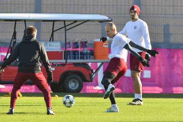 v.re::Mats HUMMELS (Bayern Muenchen),Arjen ROBBEN (Bayern Muenchen),Philipp LAHM (Bayern Muenchen) beim Trainingsspiel,Aktion,Zweikampf. Abschlusstraining FC Bayern Muenchen vor dem Champions League Spiel gegen Atletico Madrid. Trainingsgelaende an der Saebener Strasse, Fussball,am 18.10.2016..