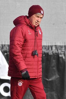 Bilder des Tages - SPORT Carlo ANCELOTTI (Trainer FCB) ,Einzelbild,angeschnittenes Einzelmotiv,Halbfigur,halbe Figur. Abschlusstraining FC Bayern Muenchen vor dem Champions League Spiel gegen Atletico Madrid. Trainingsgelaende an der Saebener Strasse, Fussball,am 18.10.2016..