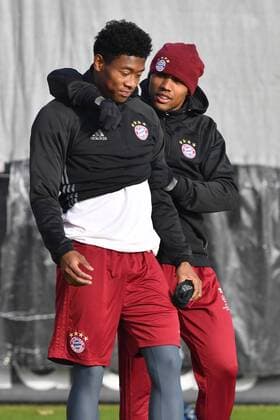 Bilder des Tages - SPORT v.re:Douglas COSTA (Bayern Muenchen) mit David ALABA (Bayern Muenchen),Umarmung, Abschlusstraining FC Bayern Muenchen vor dem Champions League Spiel gegen Atletico Madrid. Trainingsgelaende an der Saebener Strasse, Fussball,am 18.10.2016..