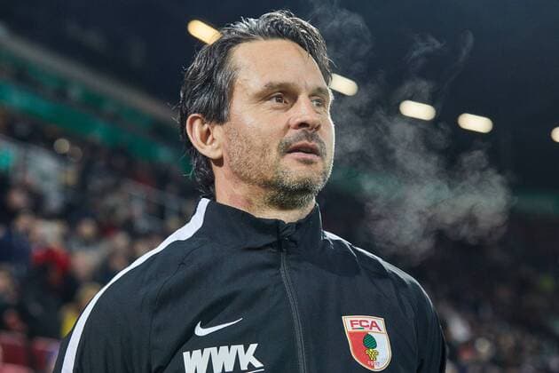 Augsburg, Deutschland 04.12.2016, 1. Bundesliga, 13. Spieltag, FC Augsburg - Eintracht Frankfurt, Trainer Dirk Schuster (FCA) guckt ( DeFodi501