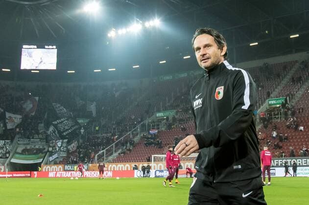 Augsburg, Deutschland, 04.12.2016, Bundesliga 13.Spieltag, FC Augsburg - Eintracht Frankfurt, Cheftrainer Dirk Schuster (FCA) guckt ( DeFodi507