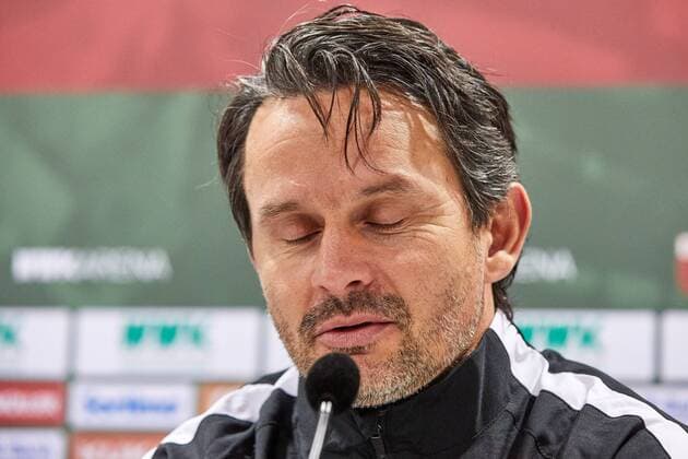 Augsburg, Deutschland 04.12.2016, 1. Bundesliga, 13. Spieltag, FC Augsburg - Eintracht Frankfurt, Trainer Dirk Schuster (FCA) mit geschlossenen Augen bei der PK ( DeFodi501