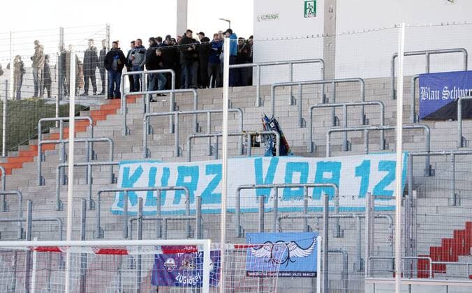 Zwickau, 03.12.2016, Stadion Zwickau, Fußball, 3.Liga, 17.Spieltag , FSV Zwickau vs. SC Paderborn 3:0 (1:0) , Im Bild; Der Paderborner Fanblock blieb zu Beginn des Spieles leer. , PicturePointxSonntag