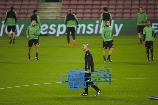 Borussia Monchenglabach s head coach Andre Schuber (C) during the training of the team held at Camp Nou stadium in Barcelona, Catalonia, north-eastern Spain, 05 December 2016. FC Barcelona Barca will face Borussia Moenchenglabach in a Champions League match on 06 December 2016. Borussia Monchenglabach s training !ACHTUNG: NUR REDAKTIONELLE NUTZUNG!  20161205-636165645598271874