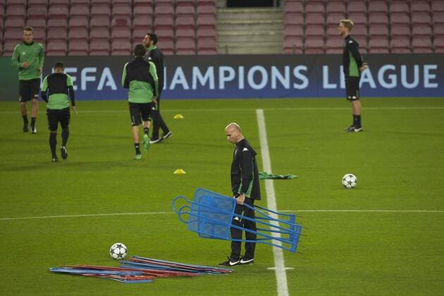 Borussia Monchenglabach s head coach Andre Schuber (C) during the training of the team held at Camp Nou stadium in Barcelona, Catalonia, north-eastern Spain, 05 December 2016. FC Barcelona Barca will face Borussia Moenchenglabach in a Champions League match on 06 December 2016. Borussia Monchenglabach s training !ACHTUNG: NUR REDAKTIONELLE NUTZUNG!  20161205-636165645618082096
