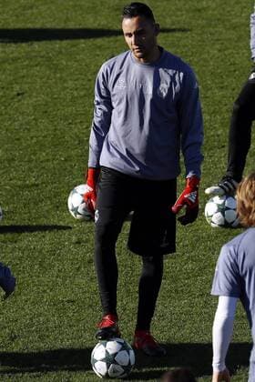 Real Madrid s Costa Rican goalie Keylor Navas during a team s training session at Valdebebas sports city in Madrid, Spain, 06 December 2016. Real Madrid will face Borussia Dortmund in a Champions League soccer match the upcoming 07 December. REAL MADRID TRAINING SESSION !ACHTUNG: NUR REDAKTIONELLE NUTZUNG!  GRA043 20161206-636166232553912015