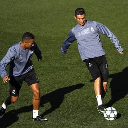 Real Madrid s Portuguese striker Cristiano Ronaldo (R) and Brazilian defender Danilo da Silva during a team s training session at Valdebebas sports city in Madrid, Spain, 06 December 2016. Real Madrid will face Borussia Dortmund in a Champions League soccer match the upcoming 07 December. REAL MADRID TRAINING SESSION !ACHTUNG: NUR REDAKTIONELLE NUTZUNG!  GRA043 20161206-636166233206772015