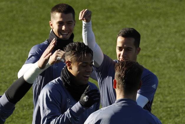Real Madrid s players, Spanish Lucas Vazquez (R), and Mariano Diaz (L), among others, joke during a team s training session at Valdebebas sports city in Madrid, Spain, 06 December 2016. Real Madrid will face Borussia Dortmund in a Champions League soccer match the upcoming 07 December. REAL MADRID TRAINING SESSION !ACHTUNG: NUR REDAKTIONELLE NUTZUNG!  GRA043 20161206-636166233828434433