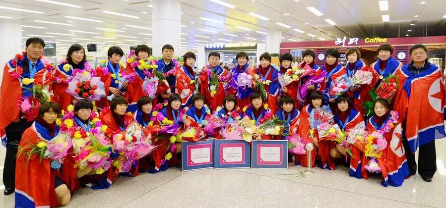 Bilder des Tages - SPORT N. Korea s U-20 women s soccer team returns home Players and officials of North Korea s U-20 women s soccer team pose for a group photo upon their arrival at Pyongyang international airport on Dec. 6, 2016. North Korea beat France 3-1 in the final of the FIFA U-20 women s world cup soccer event in Port Moresby in Papua New Guinea. 