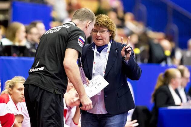 EHF-Observer Jutta Ehrmann-Wolf diskutiert mit Alexey Alekseev. Russland vs. Kroatien, Preliminary Round, EHF Euro 2016, Handball, 05.12.16 Helsingborg Scania Sweden Helsingborg Arena Copyright: xAgentur54Gradx xFelixxKoenigx