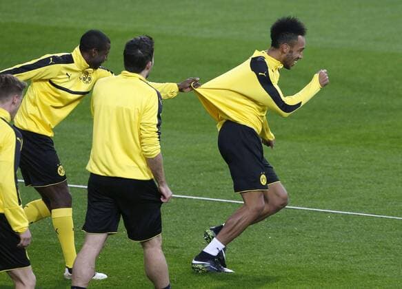 Borussia Dortmund s Gabon s striker Pierre Emerick Aubameyang (R) during the training of the team held at Santiago Bernabeu stadium in Madrid, Spain, 06 December 2016. Real Madrid will face Borussia Dortmund in a Champions League soccer match the upcoming 07 December. Borussia Dortmund s training !ACHTUNG: NUR REDAKTIONELLE NUTZUNG!  20161206-636166509091528612