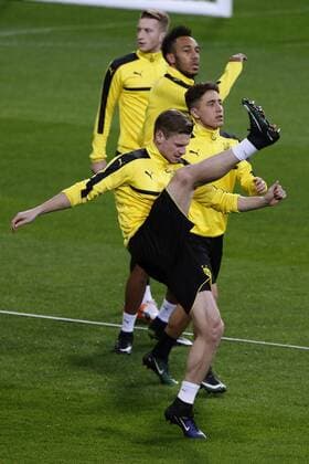 Borussia Dortmund s players during the training of the team held at Santiago Bernabeu stadium in Madrid, Spain, 06 December 2016. Real Madrid will face Borussia Dortmund in a Champions League soccer match the upcoming 07 December. Borussia Dortmund s training !ACHTUNG: NUR REDAKTIONELLE NUTZUNG!  20161206-636166509115396765