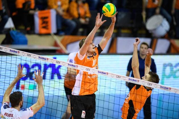 06.12.2016, Max Schmeling Halle, Berlin Volleyball, 2017 CEV Volleyball Champions League, Vorrunde, Berlin Recycling Volleys (GER) vs. Cucine Lube Civitanova (ITA) Zuspiel Sebastian Kühner Kuehner ( 10 Berlin), Aleksandar Okolic ( 1 Berlin)