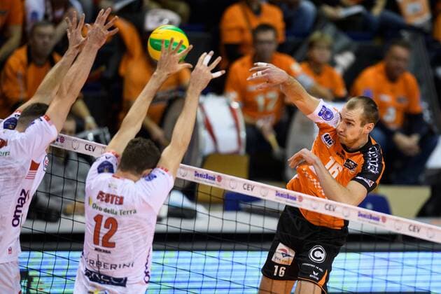 06.12.2016, Max Schmeling Halle, Berlin Volleyball, 2017 CEV Volleyball Champions League, Vorrunde, Berlin Recycling Volleys (GER) vs. Cucine Lube Civitanova (ITA) Block Doppelblock Denys Kaliberda ( 4 Civitanova), Enrico Cester ( 12 Civitanova) - Angriff Sebastian Kühner Kuehner ( 10 Berlin)