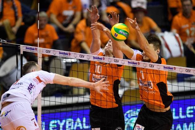 06.12.2016, Max Schmeling Halle, Berlin Volleyball, 2017 CEV Volleyball Champions League, Vorrunde, Berlin Recycling Volleys (GER) vs. Cucine Lube Civitanova (ITA) Angriff Denys Kaliberda ( 4 Civitanova) - Block Doppelblock Aleksandar Okolic ( 1 Berlin), Aleksandar Okolic ( 1 Berlin)