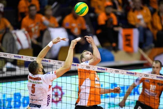 06.12.2016, Max Schmeling Halle, Berlin Volleyball, 2017 CEV Volleyball Champions League, Vorrunde, Berlin Recycling Volleys (GER) vs. Cucine Lube Civitanova (ITA) Block Osmany Juantorena ( 5 Civitanova) - Finte Sebastian Kühner Kuehner ( 10 Berlin)
