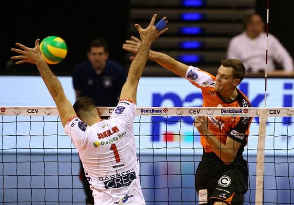 Robert Kromm im Angriff, Tsvetan Sokolov Volleyball CEV CL Championsleague Herren Saison 2016 2017 06.12.2016 BR Volleys Berlin BRV vs. Cucine Lube Civitanova