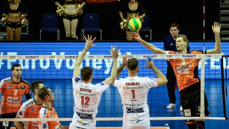 Volleyball, Herren, Saison 2016 17 CEV Champions League, 1. Spieltag, BR Volleys - Cucine Lube Civitanova, Enrico Cester (Nr. 12, Cucine Lube Civitanova), Tsvetan Sokolov (Nr. 1, Cucine Lube Civitanova), Robert Kromm (Nr. 3, Berlin Recycling Volleys), 06.12.16,