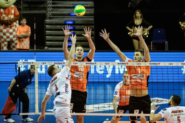Volleyball, Herren, Saison 2016 17 CEV Champions League, 1. Spieltag, BR Volleys - Cucine Lube Civitanova, Denys Kaliberda (Nr. 4, Cucine Lube Civitanova), Sebastian Kühner (Nr. 10, Berlin Recycling Volleys), Aleksandar Okolic (Nr. 1, Berlin Recycling Volleys), 06.12.16,