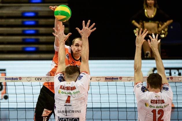 Volleyball, Herren, Saison 2016 17 CEV Champions League, 1. Spieltag, BR Volleys - Cucine Lube Civitanova, Wouter ter Maat (Nr. 16, Berlin Recycling Volleys), Denys Kaliberda (Nr. 4, Cucine Lube Civitanova), Enrico Cester (Nr. 12, Cucine Lube Civitanova), 06.12.16,
