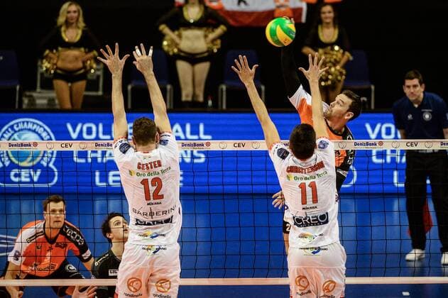 Volleyball, Herren, Saison 2016 17 CEV Champions League, 1. Spieltag, BR Volleys - Cucine Lube Civitanova, Enrico Cester (Nr. 12, Cucine Lube Civitanova), Micah Christenson (Nr. 11, Cucine Lube Civitanova), Steven Marshall (Nr. 2, Berlin Recycling Volleys), 06.12.16,