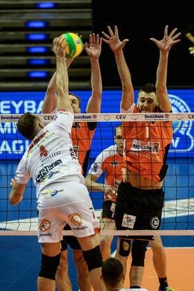 Volleyball, Herren, Saison 2016 17 CEV Champions League, 1. Spieltag, BR Volleys - Cucine Lube Civitanova, Denys Kaliberda (Nr. 4, Cucine Lube Civitanova), Sebastian Kühner (Nr. 10, Berlin Recycling Volleys), Aleksandar Okolic (Nr. 1, Berlin Recycling Volleys), 06.12.16,