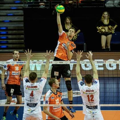 Volleyball, Herren, Saison 2016 17 CEV Champions League, 1. Spieltag, BR Volleys - Cucine Lube Civitanova, Denys Kaliberda (Nr. 4, Cucine Lube Civitanova), Sebastian Kühner (Nr. 10, Berlin Recycling Volleys), Robert Kromm (Nr. 3, Berlin Recycling Volleys), Enrico Cester (Nr. 12, Cucine Lube Civitanova), 06.12.16,