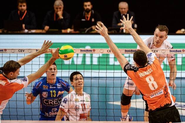 Volleyball, Herren, Saison 2016 17 CEV Champions League, 1. Spieltag, BR Volleys - Cucine Lube Civitanova, Denys Kaliberda (Nr. 4, Cucine Lube Civitanova), Graham Vigrass (Nr. 8, Berlin Recycling Volleys), 06.12.16,