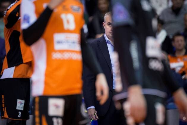 Berlin, Deutschland, 06.12.2016: Volleyball CEV Championsleague Saison 2016 2017 - Berlin Recycling Volleys - Cucine Lube Civitanova. Trainer Roberto Serniotti (BR Volleys)