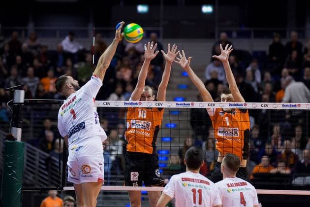 Berlin, Deutschland, 06.12.2016: Volleyball CEV Championsleague Saison 2016 2017 - Berlin Recycling Volleys - Cucine Lube Civitanova. Tsvetan Sokolov (Lube 1) gegen den Block aus Wouter ter Maat (BR Volleys 16) und Aleksandar Okolic (BR Volleys 1)