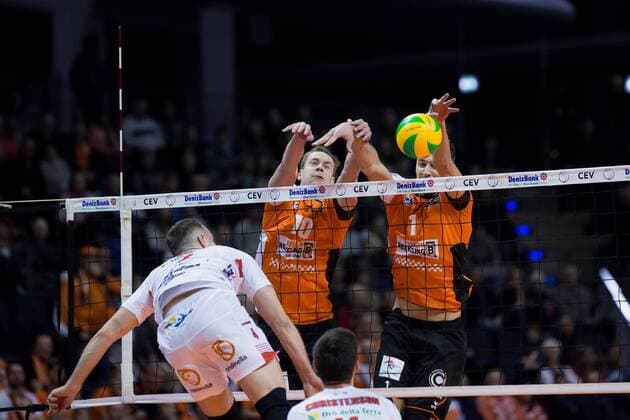 Berlin, Deutschland, 06.12.2016: Volleyball CEV Championsleague Saison 2016 2017 - Berlin Recycling Volleys - Cucine Lube Civitanova. Denis Kaliberda (Lube 4) gegen den Block aus Sebastian Kühner Kuehner (BR Volleys 10) und Aleksandar Okolic (BR Volleys 1)