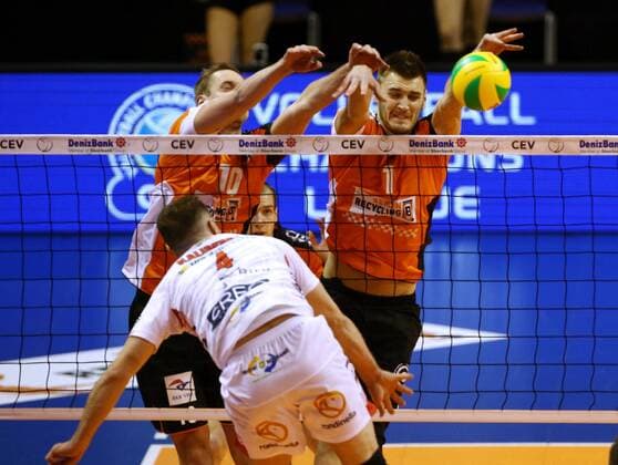 Denys Kaliberda im Angriff, Sebastian Kühner, Aleksandar Okolic Volleyball CEV CL Championsleague Herren Saison 2016 2017 06.12.2016 BR Volleys Berlin BRV vs. Cucine Lube Civitanova