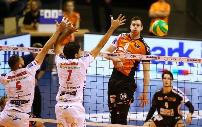 Osmany Juantorena, Dragan Stankovic, Graham Vigrass im Angriff, Luke Perry Volleyball CEV CL Championsleague Herren Saison 2016 2017 06.12.2016 BR Volleys Berlin BRV vs. Cucine Lube Civitanova