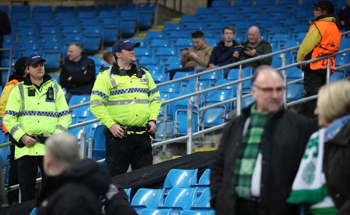 Fußball, CL, Manchester City - Celtic Glasgow, vor Spielbeginn Football - 2016 2017 UEFA Champions League - Group C: Manchester City vs. Celtic Celtic fans and police before the match at the Ethihad Stadium. COLORSPORT LYNNE CAMERON 