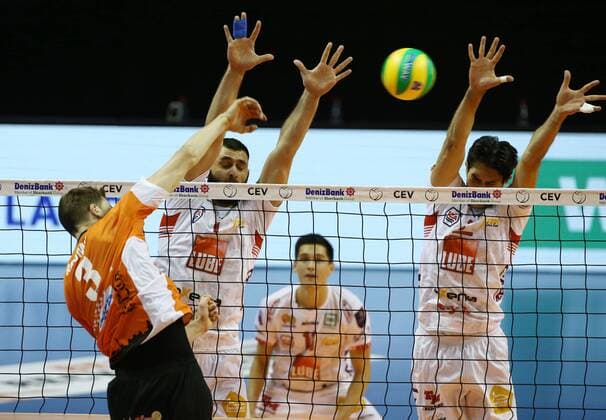Robert Kromm im Angriff, Tsvetan Sokolov, Dragan Stankovic Volleyball CEV CL Championsleague Herren Saison 2016 2017 06.12.2016 BR Volleys Berlin BRV vs. Cucine Lube Civitanova