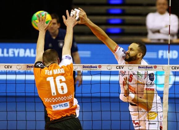 Wouter ter Maat Blockabwehr, Osmany Juantorena im Angriff, Volleyball CEV CL Championsleague Herren Saison 2016 2017 06.12.2016 BR Volleys Berlin BRV vs. Cucine Lube Civitanova