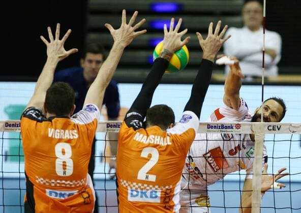 Graham Vigrass, Steven Marshall, Osmany Juantorena im Angriff, Volleyball CEV CL Championsleague Herren Saison 2016 2017 06.12.2016 BR Volleys Berlin BRV vs. Cucine Lube Civitanova