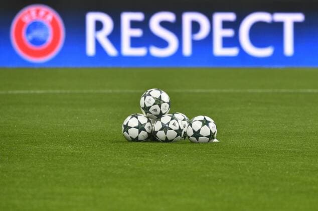 Vor dem Spiel: Feature Spielbälle ChampionsLeague drapiert vor Logo RESPECT auf Rasen Respekt Champions League CL Gruppenphase FC Bayern München FCB vs Atletico Madrid 06.12.2016