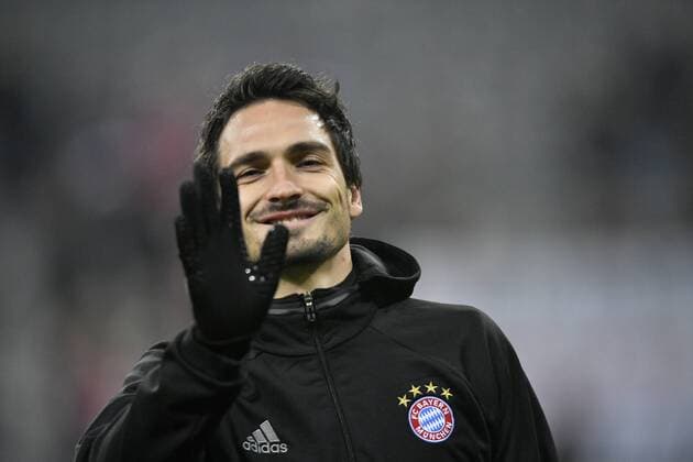 Vor dem Spiel: Mats Hummels FC Bayern München winkt Gestik, Geste Champions League CL Gruppenphase FC Bayern München FCB vs Atletico Madrid 06.12.2016